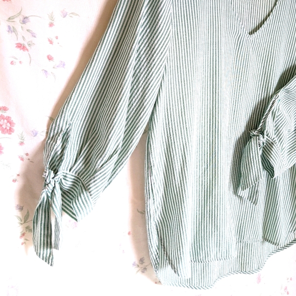 Green and white blouse from H&M, 3/4 sleeve - Picture 2 of 6